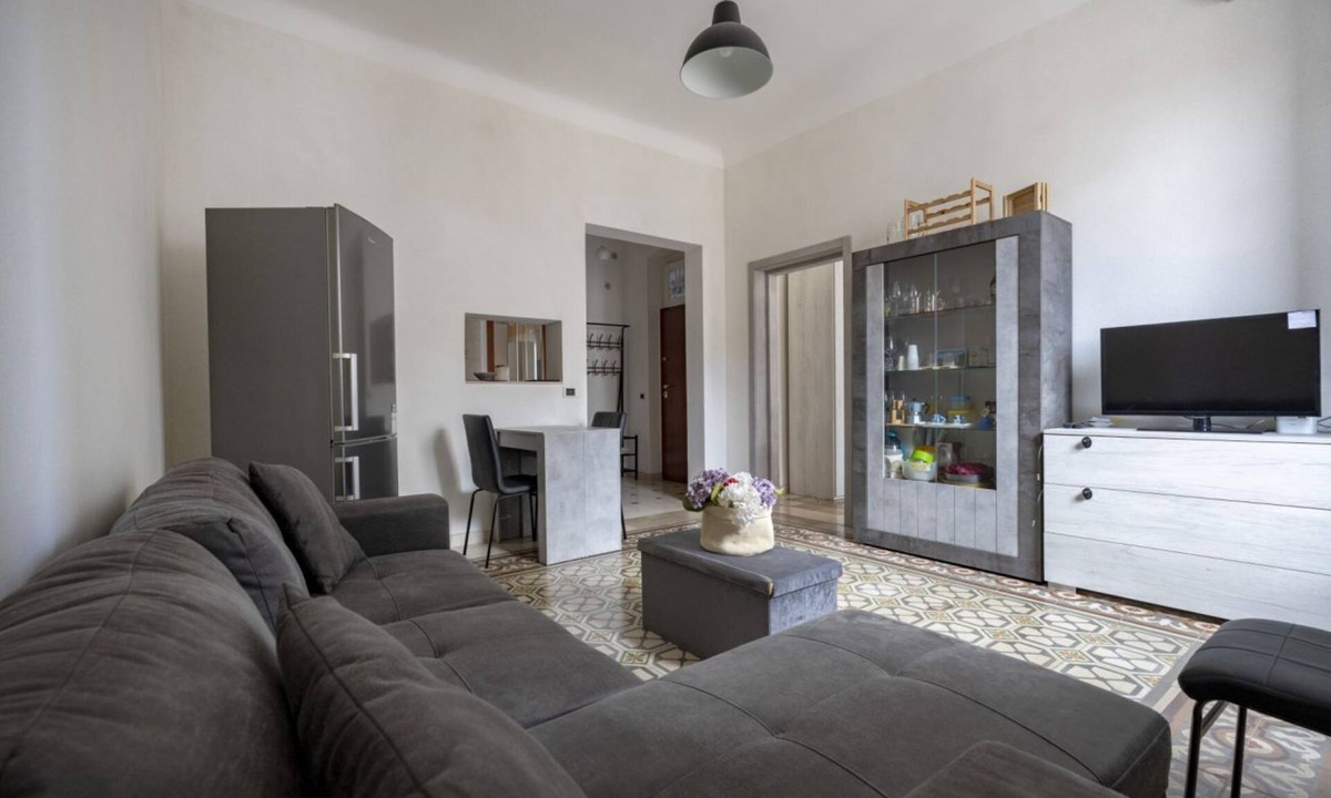 Taranto Apartment | Spacious and bright apartment equipped with all the comforts to comfortably accommodate two people. Centrally located, it is just a 10-minute walk from Piazza Maria Immacolata and is particularly suitable for military personnel thanks to its proximity to