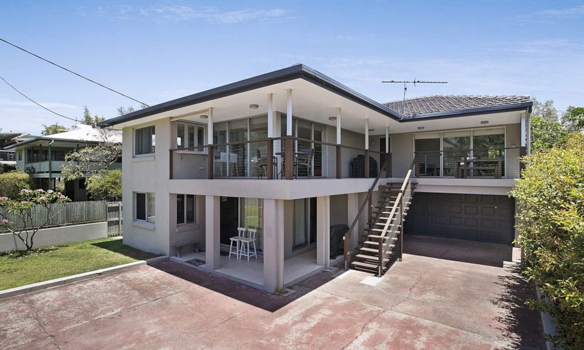 Point Lookout Apartment | Spacious and comfortable 3 bedroom upstairs unit very close to beaches.