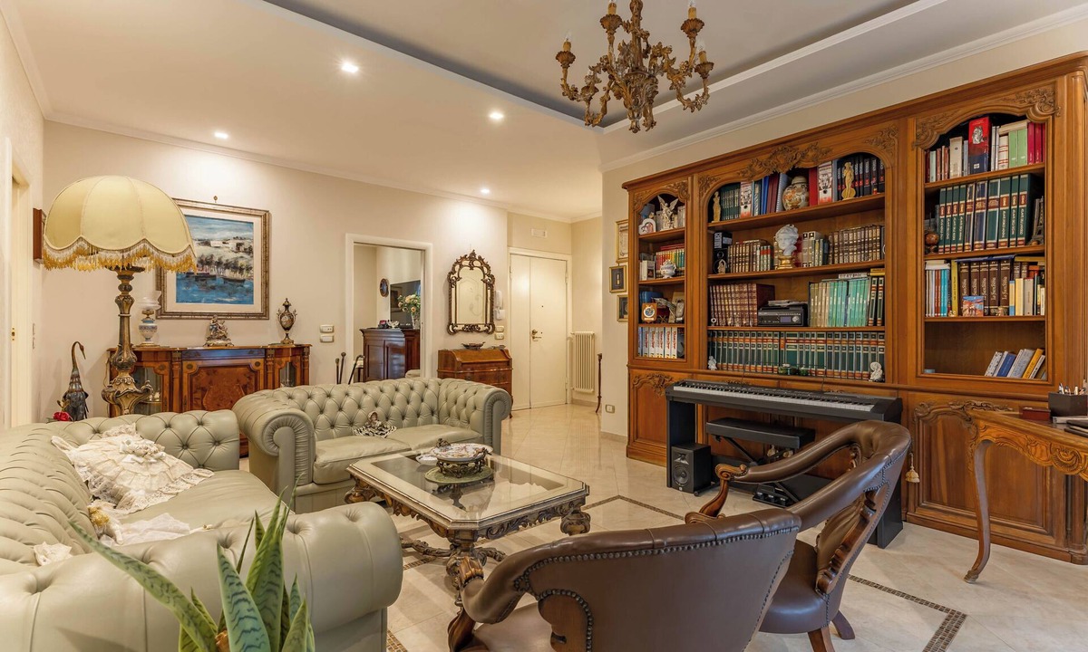 Trani Apartment | Spacious apartment, close to the sea, for vacation or work. Habitable porches.