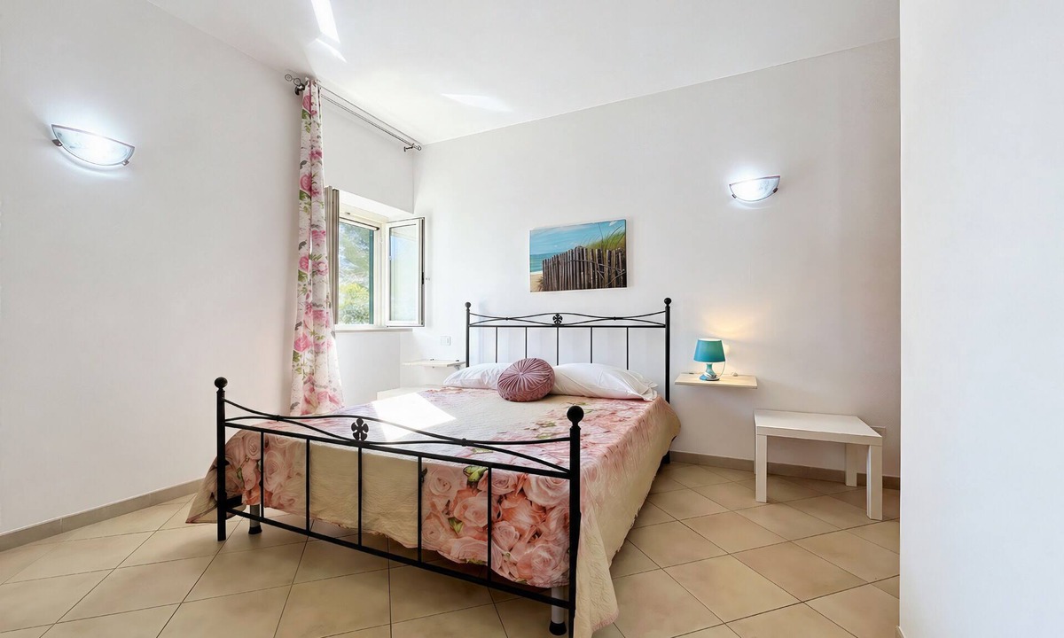 Peschici Apartment | Studio Apartment 'Francesca, Mono Standard A' with Shared Terrace, Wi-Fi and Air Conditioning