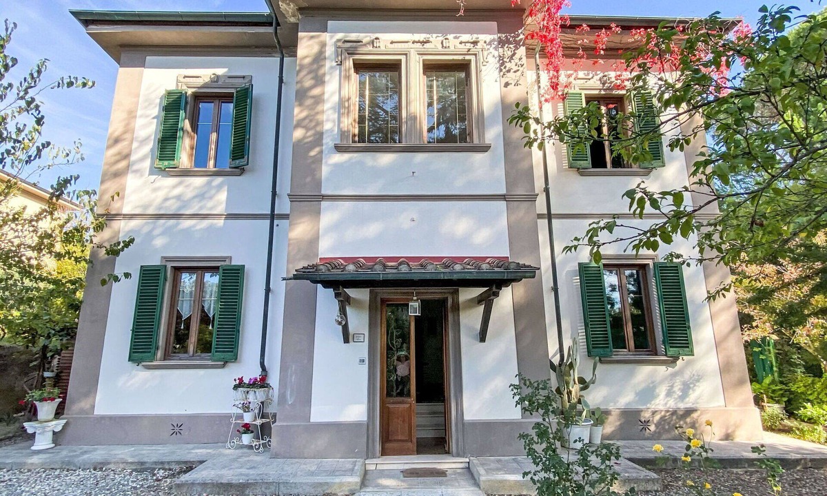 Ponteginori House | Stunning private villa for 11 people with private pool, WIFI, hot tub, TV, patio and pets allowed