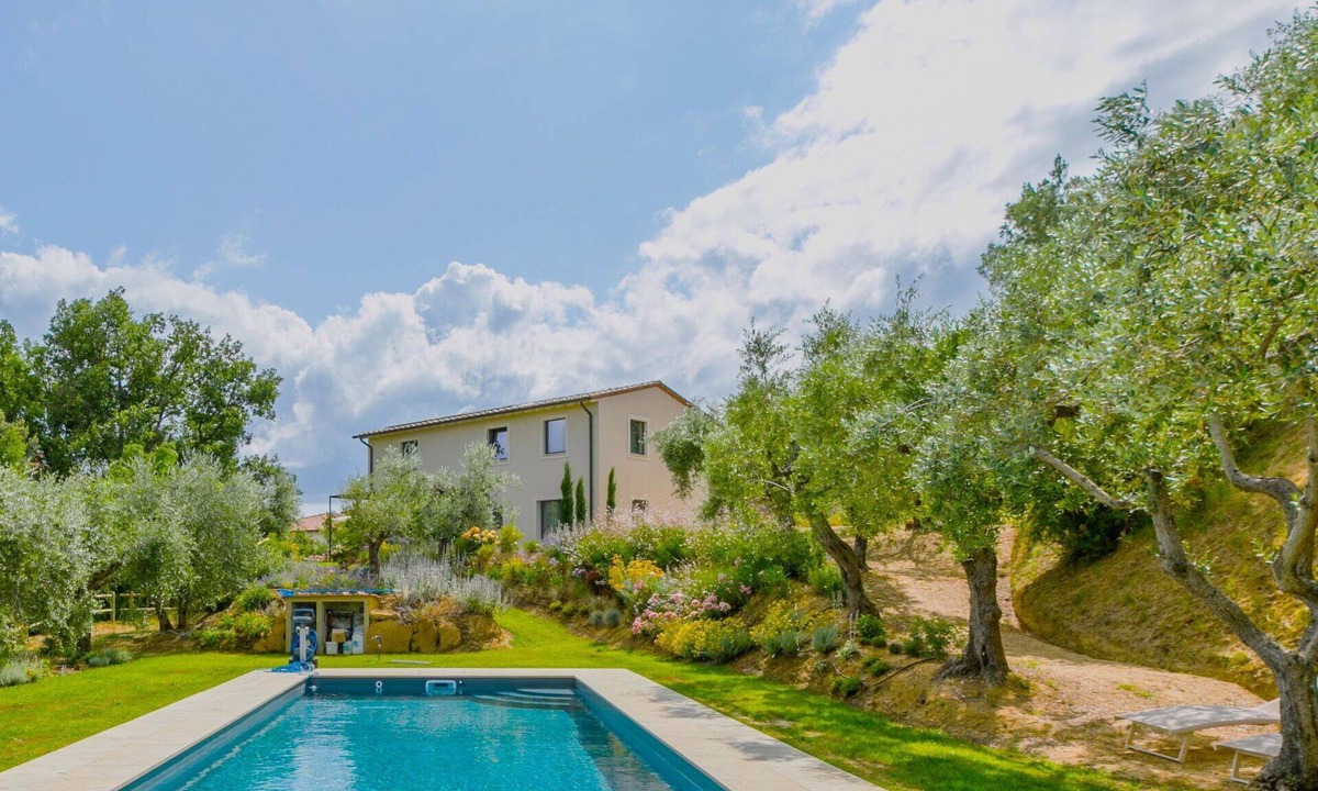 Montisi Villa | Stunning private villa for 6 people with A/C, private pool, WIFI, TV and patio