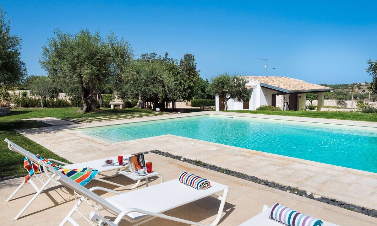 Rosolini Villa | Stunning private villa for 10 people with WIFI, A/C, private pool, TV and patio