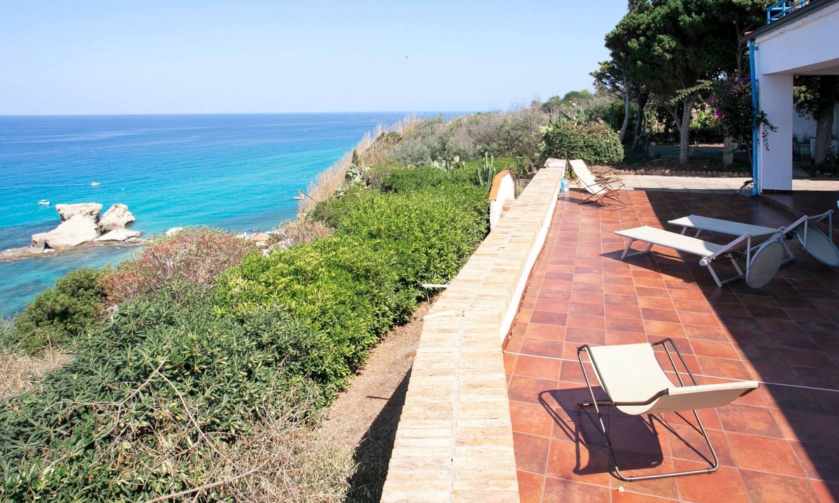 Riaci Apartment | Sulla Scogliera by Interhome