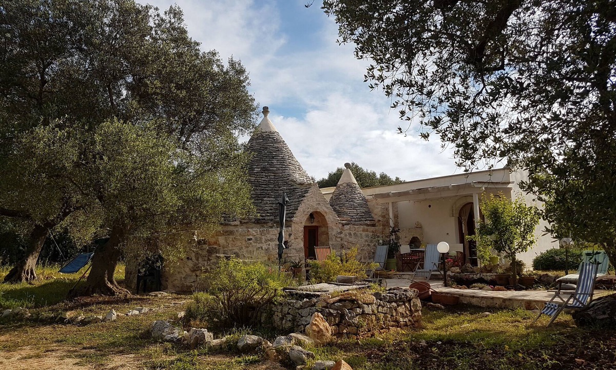 Ceglie Messapica Cottage | TRULLO in an evergreen olive grove in Salento, Apulia.