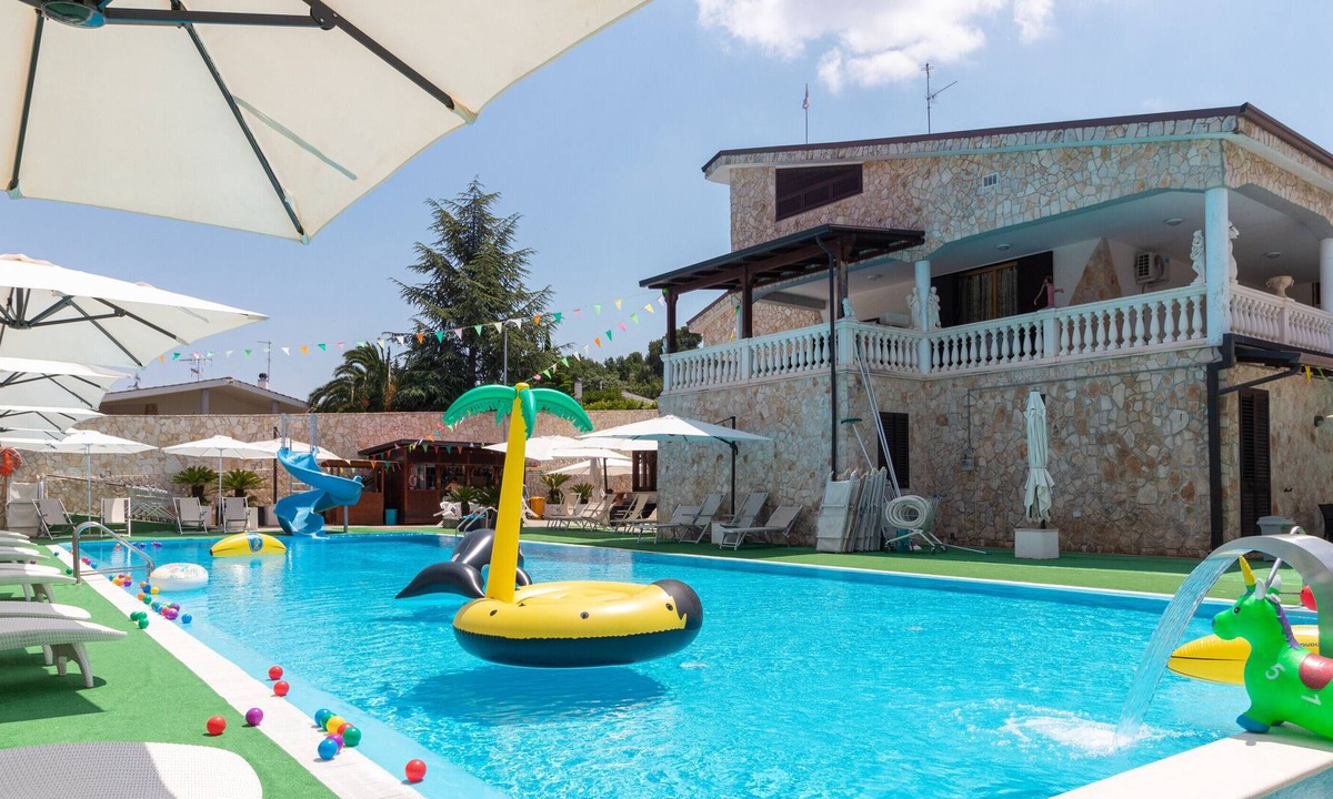 Cassano delle Murge House | Vacation Home "In Villa Sulla Murgia Due" with Pool, Terrace & Wi-Fi