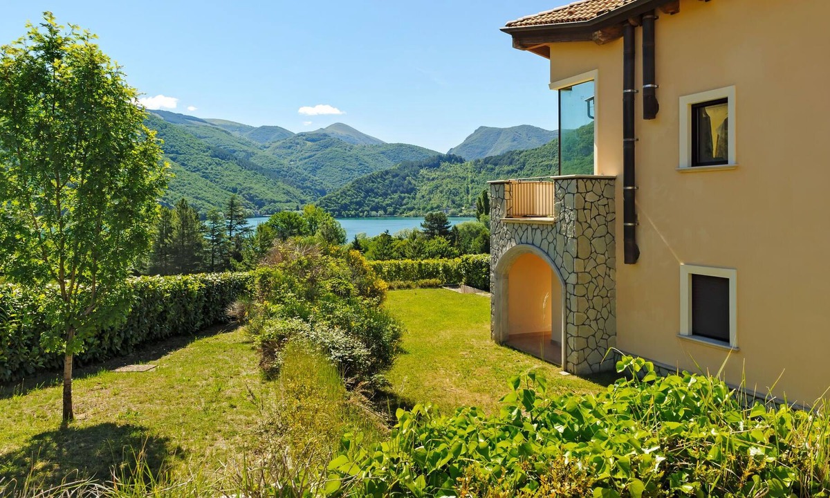 Scanno House | Valley-View Holiday Home in Scanno with Garden