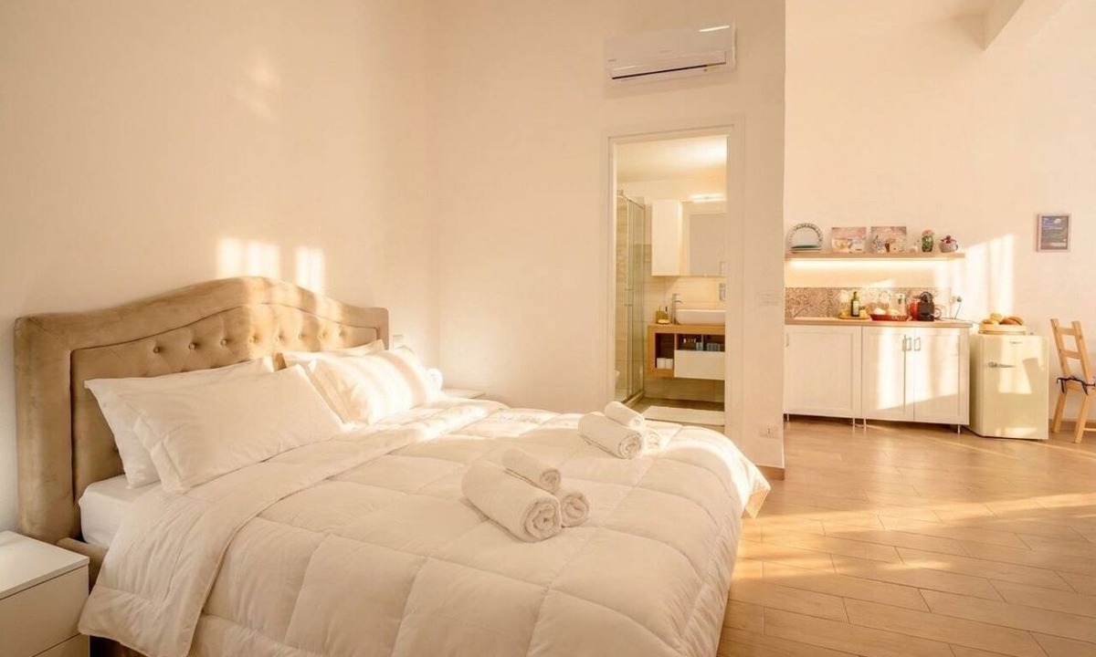 Old Town Apartment | Vecchia Bari Castello Svevo | Historic Charm with Balcony
