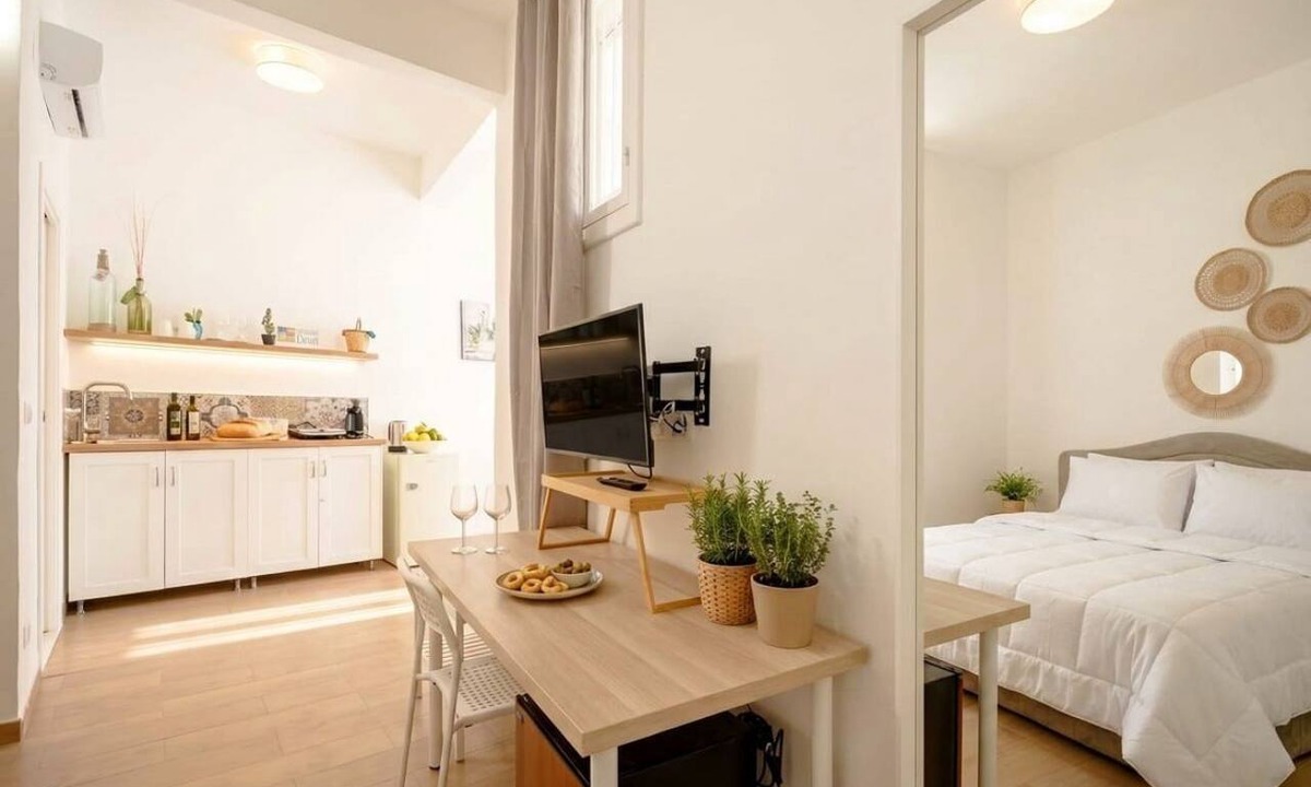 Old Town Apartment | Vecchia Bari Lungomare | Stylish Apartment with Balcony