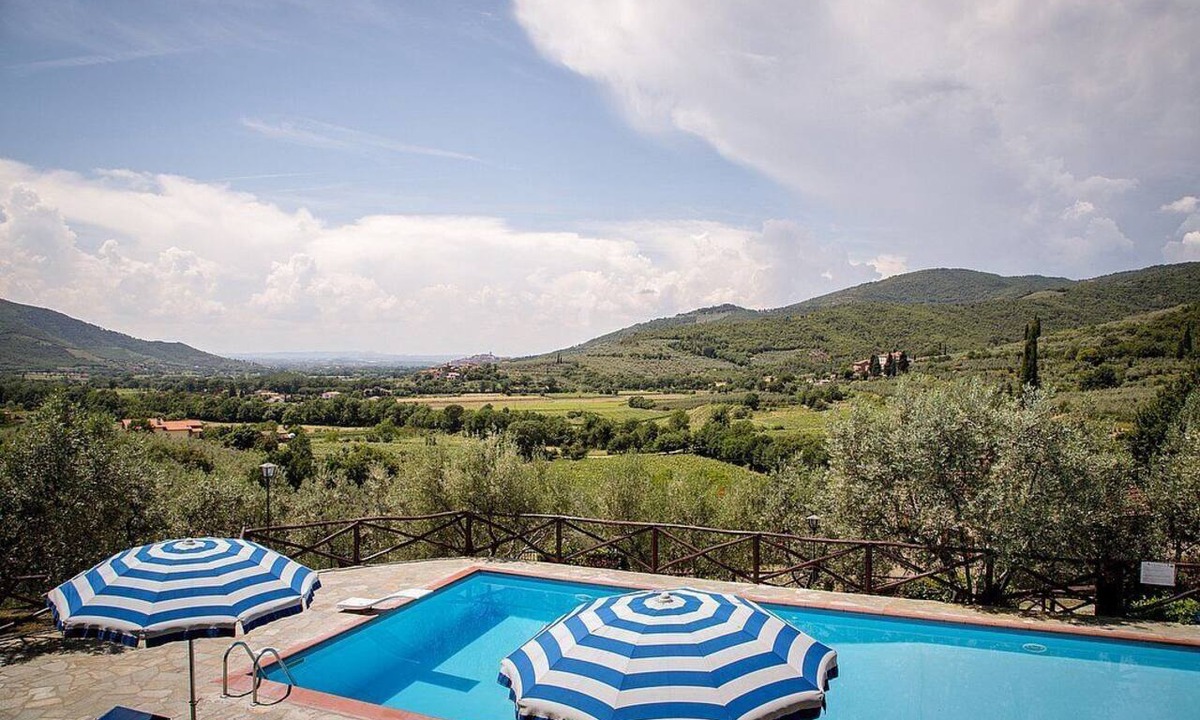 Pieve di Chio Villa | Villa Angelisa Grande: A characteristic and welcoming three-story ancient tuscan country house surrounded by meadows and by green hills, with Free WI-FI.