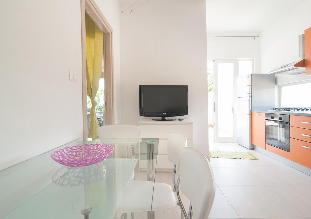 Pizzo Apartment | Villa Cotriero Crystal apartment in Gallipoli with WiFi, shared terrace, shared garden & balcony.