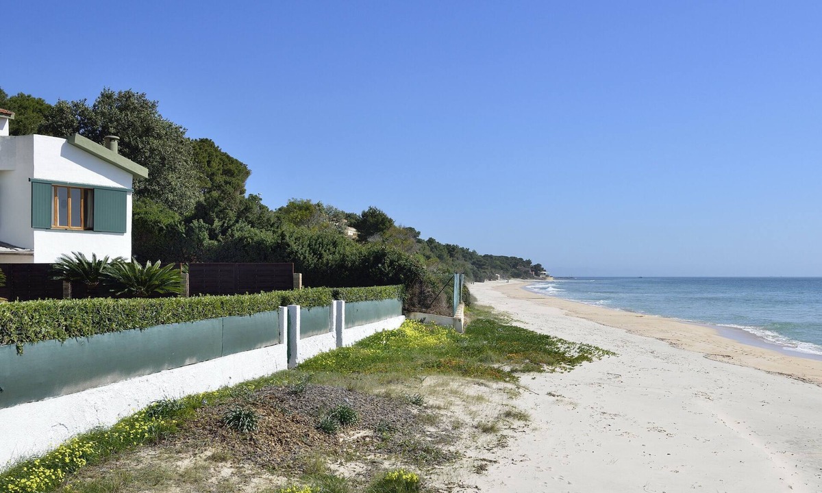 Santa Margherita di Pula Villa | Villa Fernando – Spacious Villa with Private Garden and Direct Beach Access