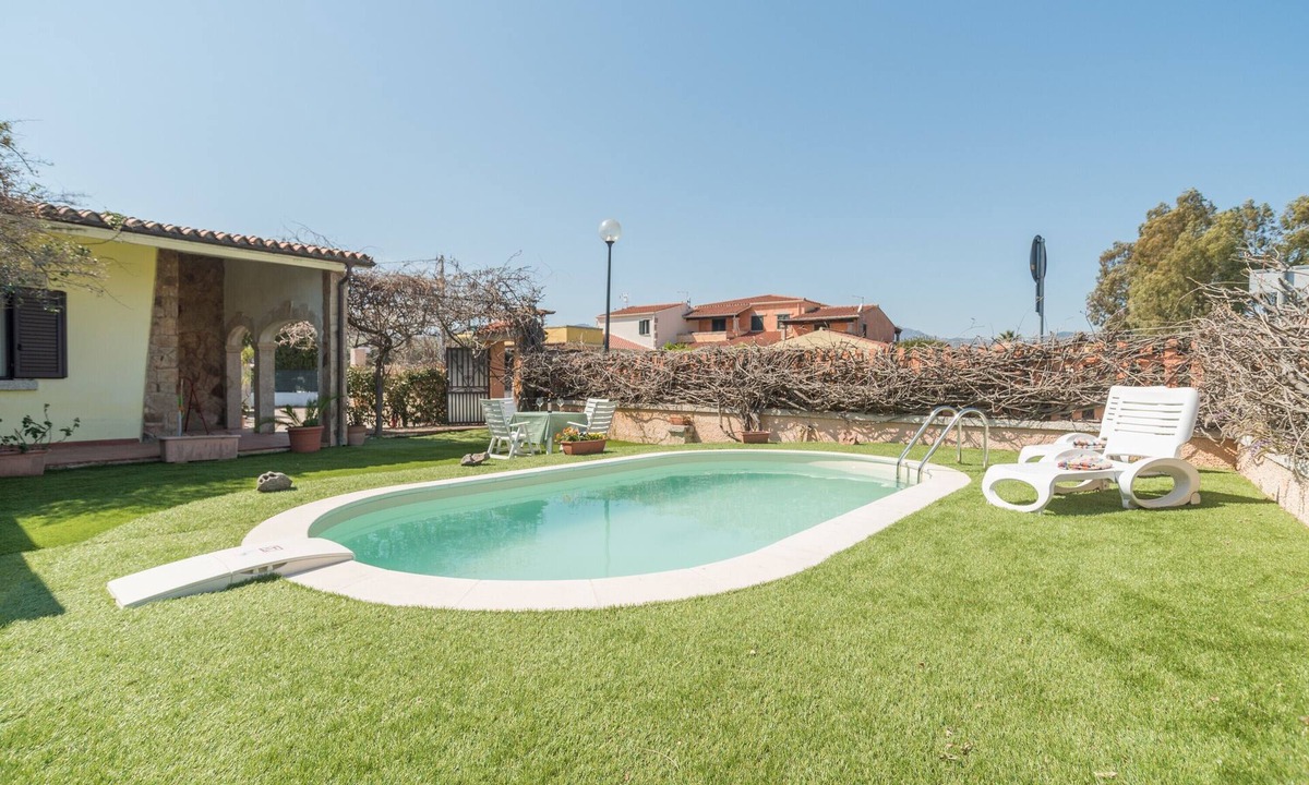 Budoni House | Villa Marisa with Pool, Garden & Wi-Fi