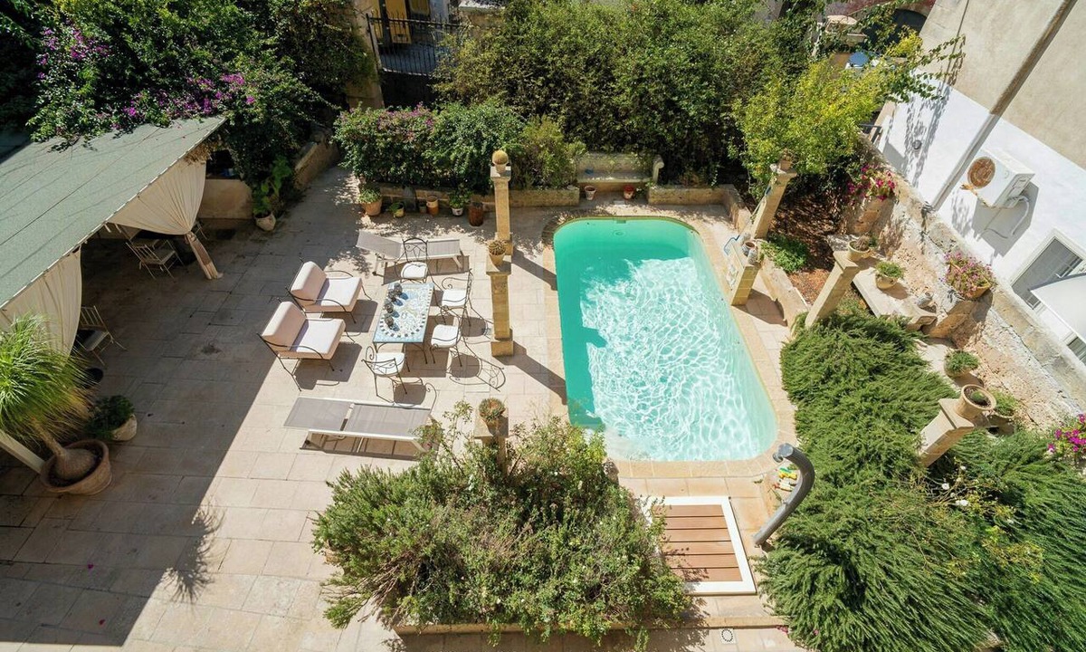 Giurdignano House | Villa with antiques and a pool in Vitigliano
