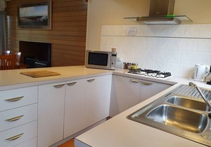 Fabulous self contained lakeside accommodation in a natural bush setting in Forge Creek