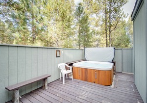 Inviting resort home with fireplace, WiFi, private hot tub & sauna in Sunriver