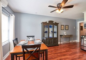 Luxurious & Spacious One Bedroom Downtown Flat in Newberg
