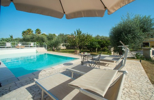 Arnesano Villa | A lovely villa with a wonderful garden and private swimming pool for our guests