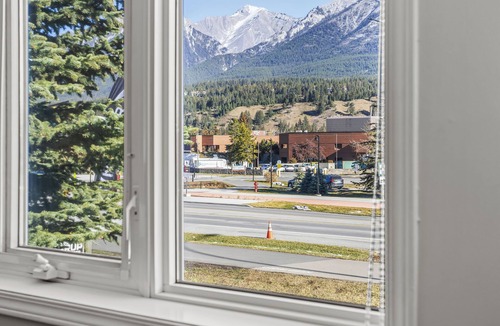 Canmore House | Air Conditioned Lady MacDonald View Townhouse - Downtown Canmore