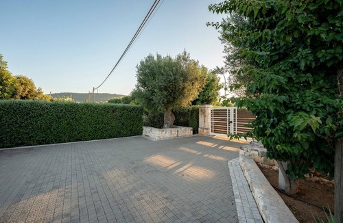 L'Assunta Apartment | Alloro Double Room in Elegant Villa near Beaches and Countryside