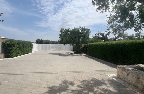 L'Assunta Apartment | Alloro Double Room in Elegant Villa near Beaches and Countryside