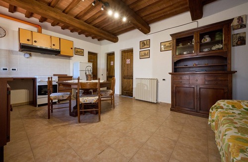 Massa Marittima Apartment | Apartment '2' with Shared Pool and Garden, Wi-Fi, and Air Conditioning