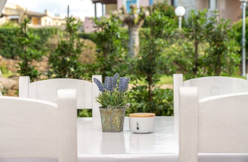 Porto San Paolo Apartment | Apartment 'Borgo' with Private Terrace, Wi-Fi and Air Conditioning