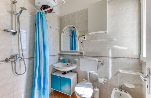 Lido Marini Apartment | Apartment 'Casa Maria' with Private Terrace, Shared Garden and Air Conditioning