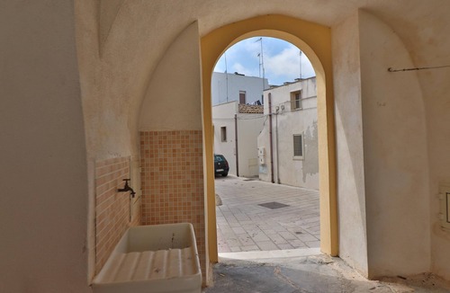 Otranto Historic Centre Apartment | Apartment "Dimora Storica Rebecca" Close to the Beach with Air Conditioning & Terrace