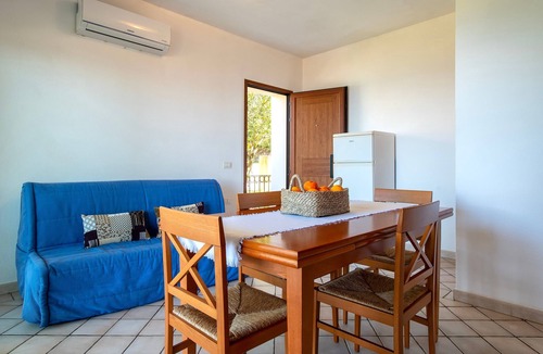 Paduledda Apartment | Apartment 'Due Passi Dal Mare' with Sea View, Private Garden and Air Conditioning