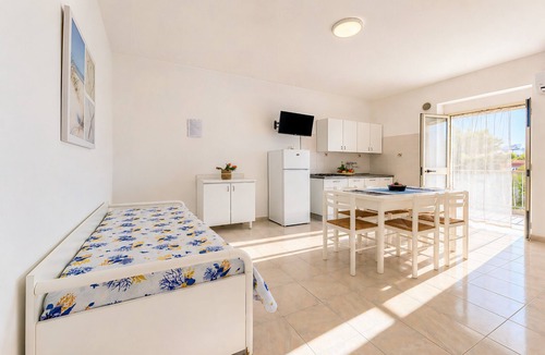 Peschici Apartment | Apartment 'Francesca, Trilo C' with Shared Terrace, Wi-Fi and Air Conditioning