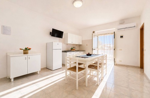 Peschici Apartment | Apartment 'Francesca, Trilo C' with Shared Terrace, Wi-Fi and Air Conditioning