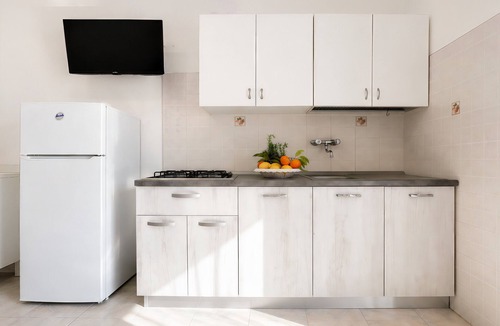 Peschici Apartment | Apartment 'Francesca, Trilo C' with Shared Terrace, Wi-Fi and Air Conditioning