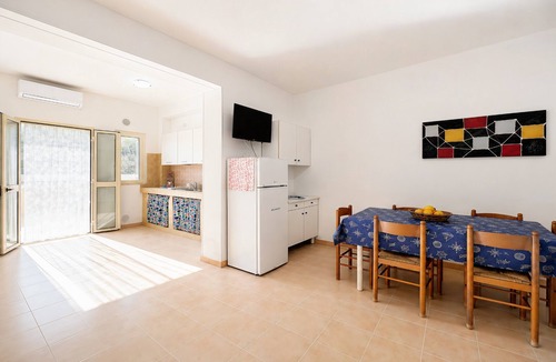 Peschici Apartment | Apartment 'Francesca, Trilo A' with Shared Terrace, Wi-Fi and Air Conditioning