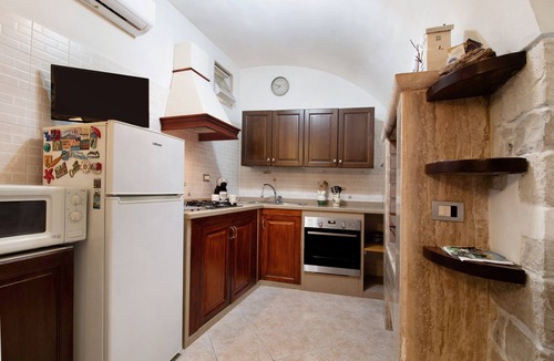 Giovinazzo Apartment | Apartment 'Home Sweet Home' with Balcony, Wi-Fi and Air Conditioning