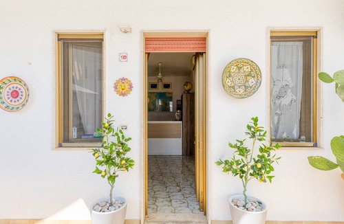 Santa Maria di Leuca Apartment | Apartment 'Trande' with Balcony, Wi-Fi and Air Conditioning