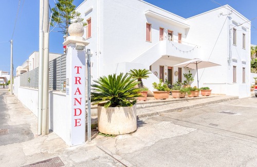 Santa Maria di Leuca Apartment | Apartment 'Trande' with Balcony, Wi-Fi and Air Conditioning