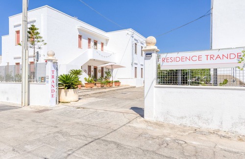 Santa Maria di Leuca Apartment | Apartment 'Trande' with Balcony, Wi-Fi and Air Conditioning