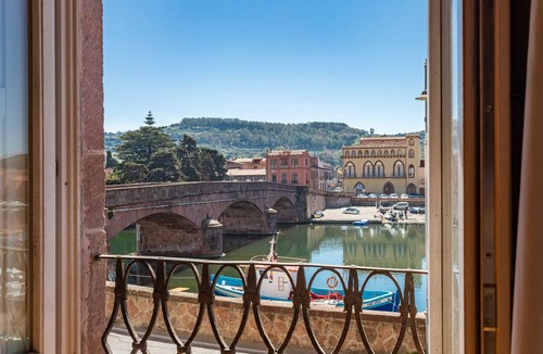 Bosa Historic Centre Apartment | Apartment 'La Dimora' with Balcony and Wi-Fi