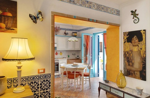 Mozzecane Apartment | Apartment 'La Maison Des Artistes' with Wi-Fi and Air Conditioning