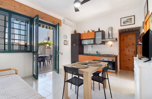 San Pietro in Bevagna Apartment | Apartment 'Lelia' with Private Terrace, Private Garden and Air Conditioning