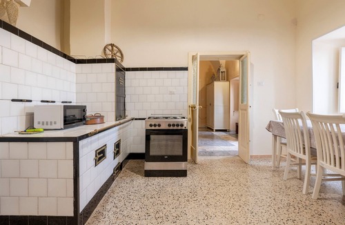 San Donato di Lecce Apartment | Apartment 'Palazzo Costantini - Gerbera' with Shared Terrace, Wi-Fi and Air Conditioning