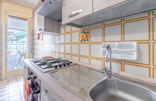 Noto Marina Apartment | Apartment 'Preside Vista Giardino' with Shared Garden, Wi-Fi and Air Conditioning