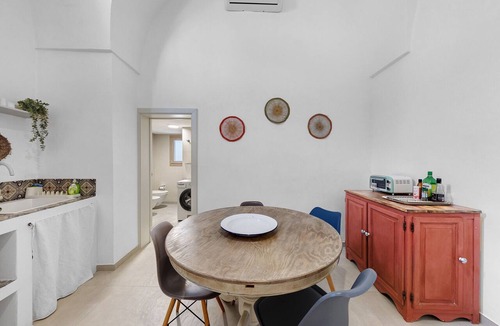 Corsano Apartment | Apartment 'Relais Filomarino Vacanze' with Private Pool, Wi-Fi and Air Conditioning
