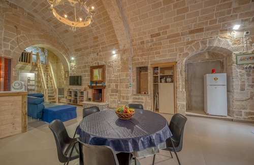 Lecce Historic Center Apartment | Apartment 'San Leonardo Apartments - Suite' with Wi-Fi