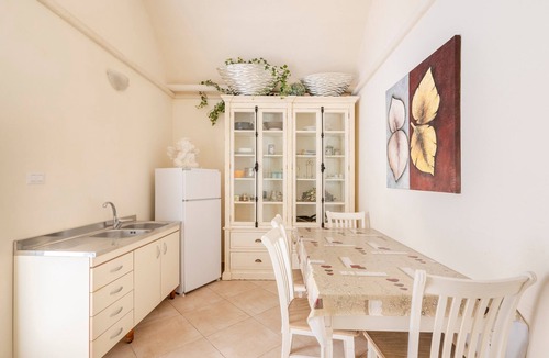 San Donato di Lecce Apartment | Apartment 'Tulipano' with Shared Terrace, Wi-Fi and Air Conditioning