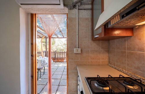 Punta Prosciutto Apartment | Apartment 'Villa Ada Depandance' with Shared Garden, Wi-Fi and Air Conditioning