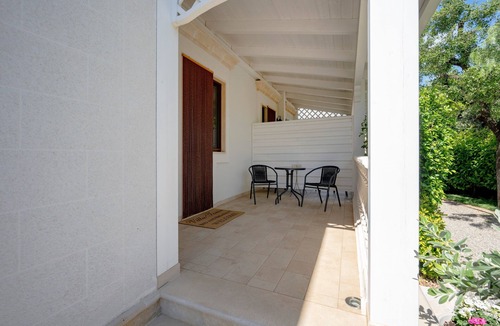 L'Assunta Apartment | Apartment 'Villa Tonia - Stanza Rosa' with Private Terrace, Wi-Fi and Air Conditioning
