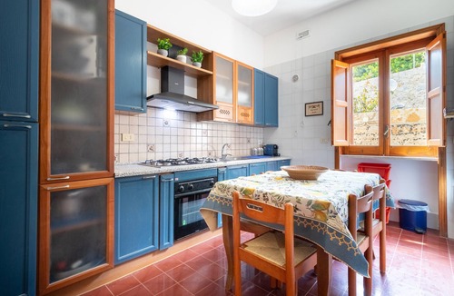 Marina Serra Apartment | ‘Appartamento Glicine’ with Sea View, Private Terrace, and Wi-Fi