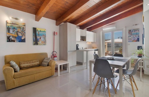 Terlizzi Apartment | Attica B&B – 'Red' Room with Shared Terrace, Wi-Fi, and Air Conditioning